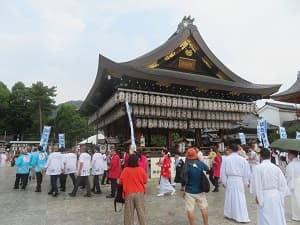 舞殿を周るはも道中