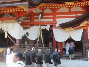 本殿に入る関係者