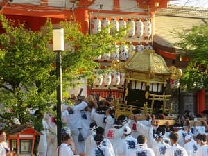 中御座の神輿が南楼門を出る