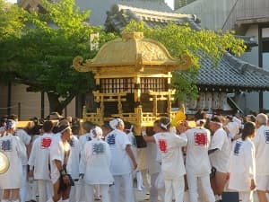 東御座の神輿が舞殿から降ろされる