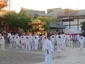 神輿庫に向かう西御座の神輿