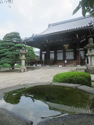噴水と仏殿