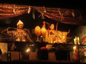 弁慶（左）と牛若丸（右）