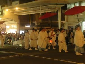 四条通を東に進む