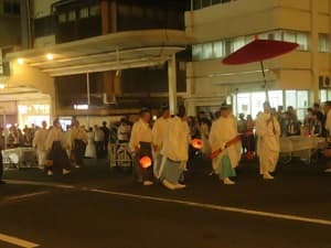 宮本組神宝奉持列の後方