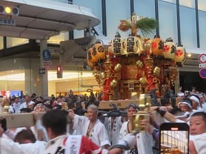 四条通に出てきた西御座の神輿