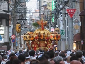 東洞院通を南下する西御座の神輿