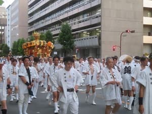 高辻通から烏丸通に入る