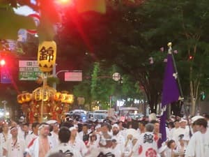 烏丸通を進む西御座の神輿