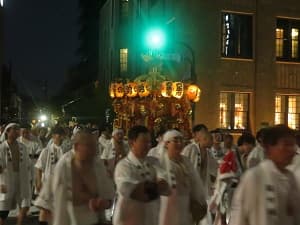 烏丸通を横断する西御座の神輿