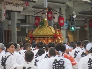 御旅所から出る西御座の神輿