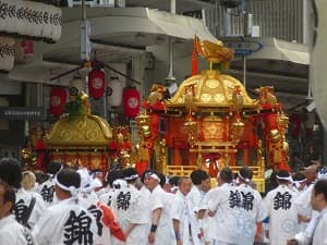 東御座（左）と西御座（右）
