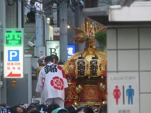 休憩中の西御座の神輿