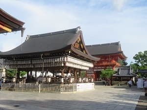 舞殿（手前）と南楼門（奥）