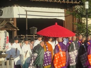 舞殿から出たお坊さん