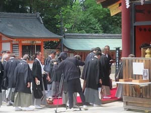 本殿に入る山鉾連合会