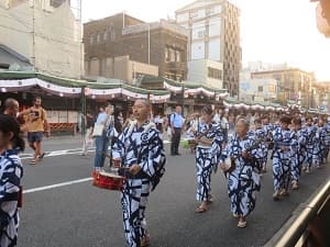 演奏しながら進む