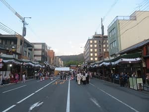 四条通の車道