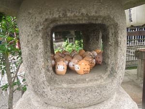 灯籠の中のミニイノシシ