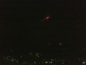 如意ヶ岳に火が見える
