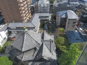 見下ろした六角堂