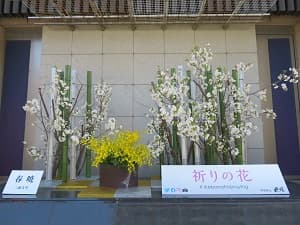 ビルに展示された生け花