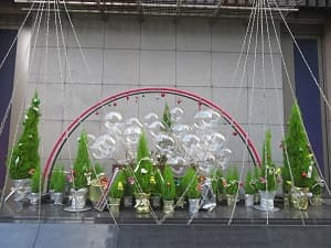 クリスマスツリーのような生け花