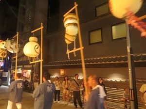 末吉町通を進むお見送り提灯行列