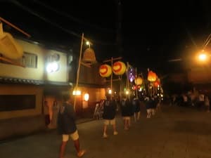 新橋通を西へ