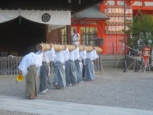 能舞台前から動かされる大松明