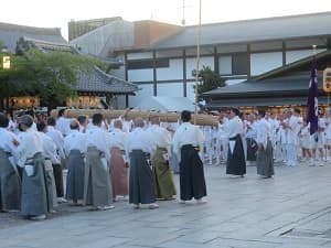 大松明が四若神輿会に引き継がれる