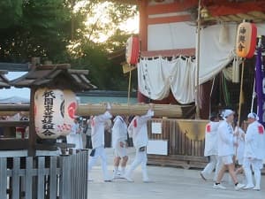 本殿に向かう大松明