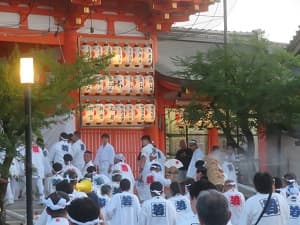 南楼門から出る大松明
