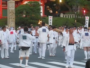 祇園石段下にやって来た大松明