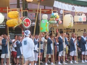 お見送り提灯行列は待機中