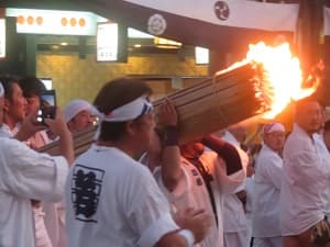 燃え盛る大松明