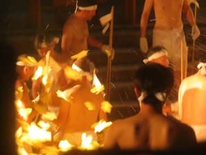 人形が池に入れられる
