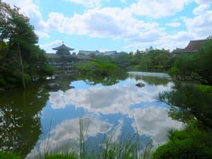秋空を映し出す栖鳳池