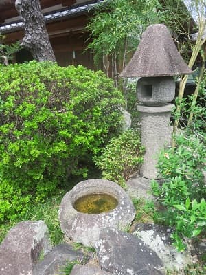 蹲と灯籠