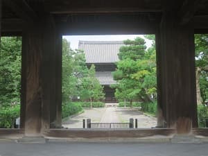 三門越しに見る法堂