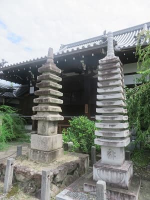 七重石塔と十三重石塔