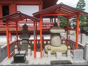 清盛塚（左）と阿古屋塚（右）