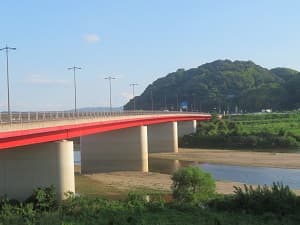 御幸橋と男山