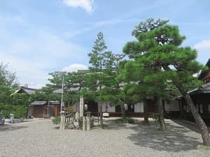 本堂の前