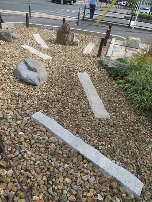 細長い石