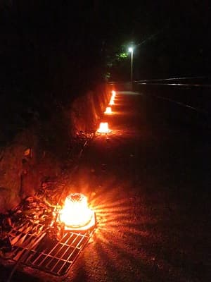 行燈が置かれた遊歩道