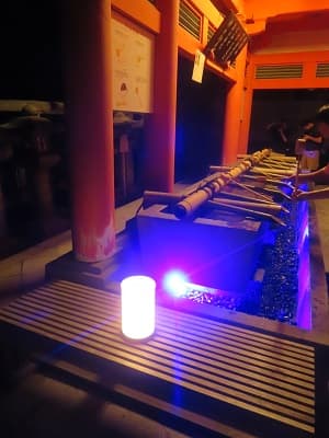 青く光る手水鉢