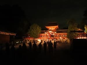 ライトアップされた本殿
