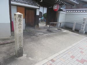 聞名寺の門前