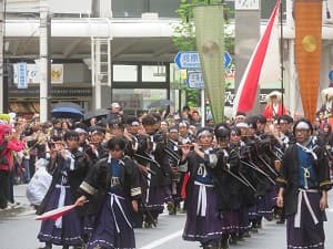 笛を吹きながら行進